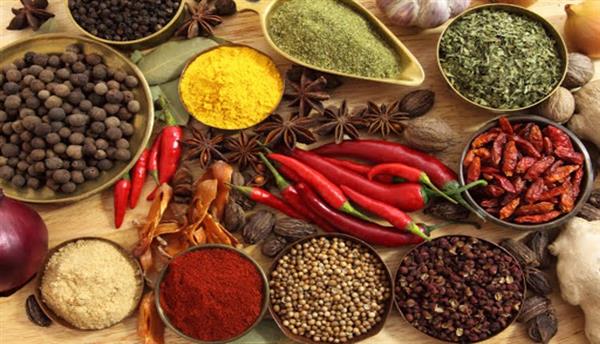 الفرق بين أنواع التوابل وطرق استخدمها.. تعرفى عليها
