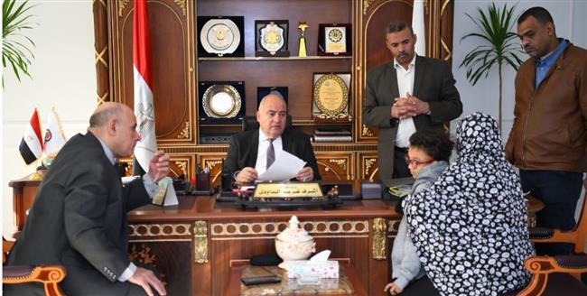 " الداودي" يواصل استقبال المواطنين لبحث شكواهم بقنا