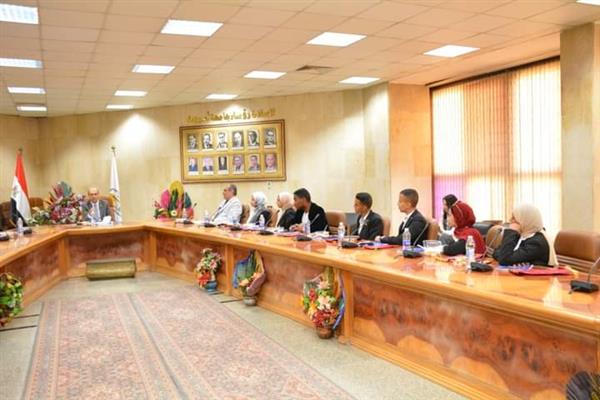 المنشاوى يلتقى بأعضاء اللجنة العليا لإتحاد طلاب جامعة أسيوط