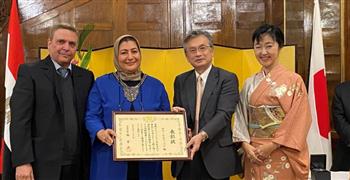   السفارة اليابانية بالقاهرة تمنح مدربة «الإيكيبانا» شهادة تقدير وزير الخارجية الياباني