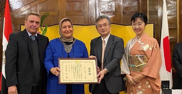 السفارة اليابانية بالقاهرة تمنح مدربة «الإيكيبانا» شهادة تقدير وزير الخارجية الياباني