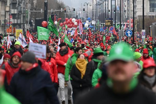 رغم البرد القارس.. احتجاج 15 ألف شخص فى بروكسل ضد الغلاء