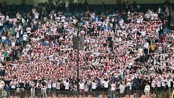 لاعبو الزمالك يحتفلون بالفوز على البنك الأهلي مع الجماهير
