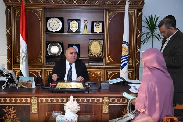 محافظ قنا يواصل استقبال المواطنين بمكتبه للإستماع لشكواهم 