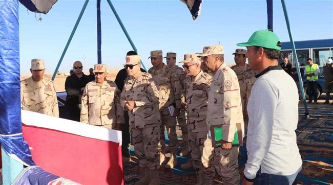  رئيس الأركان يتفقد مشروع استصلاح وزراعة الأراضى الصحراوية بتوشكى