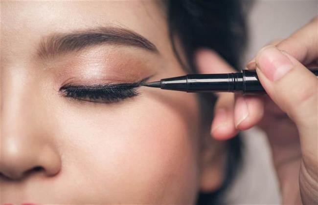 أسهل طريقة لرسم الآيلاينر ..تعرفى عليها