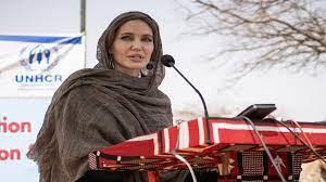 لأول مرة من 20 سنة .. أنجلينا جولي تتخلى عن دعم اللاجئين رسميا