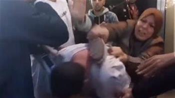 شاهد| سيدة تضرب شاب بالحذاء تحرش بابنتها
