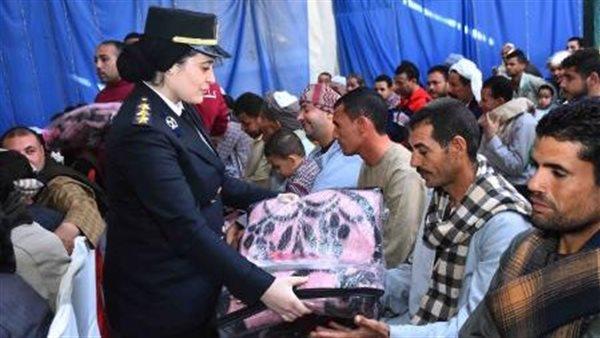 الداخلية توزع مساعدات عينية على المواطنين بالمناطق الأولى بالرعاية بـ 5 محافظات