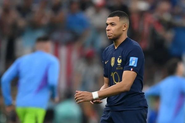 النجم الفرنسي كيليان مبابي يتوج بجائزة هداف كأس العالم برصيد 8 أهداف