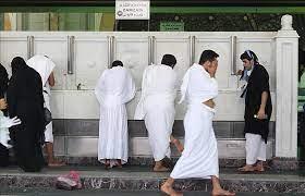 ما حقيقة اقتصار فائدة ماء زمزم إلا في الحرم؟.. الإفتاء تحسم الجدل