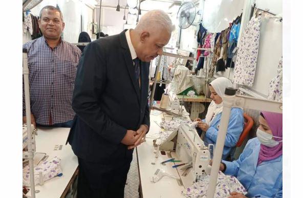 محافظ أسيوط: تأهيل وتدريب الفتيات على التفصيل والخياطة 
