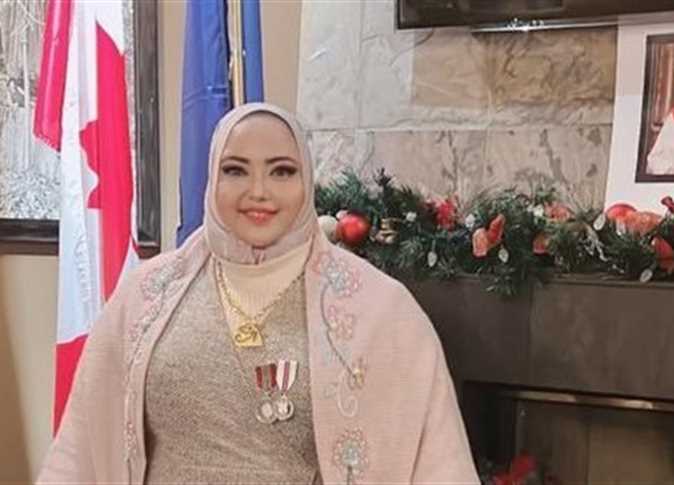 للمرة الثانية.. مصرية تحصل على وسام الملكة إليزابيث للعمل الإنساني في كندا