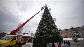   رغم الظروف القاسية التي تعيشها أوكرانيا.. تثبيت شجرة عيد الميلاد وسط كييف