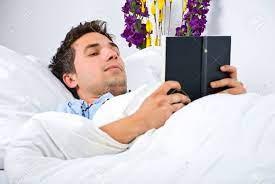 ما حكم قراءة القرآن وأنا نائم على السرير ؟.. عاشور يوضح