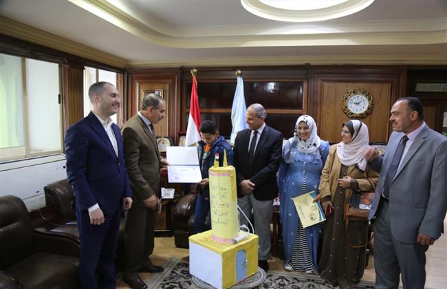 محافظ كفر الشيخ يكرم الطالب الحاصل على المركز الأول فى اختراع مشروع التصدي لتلوث الهواء