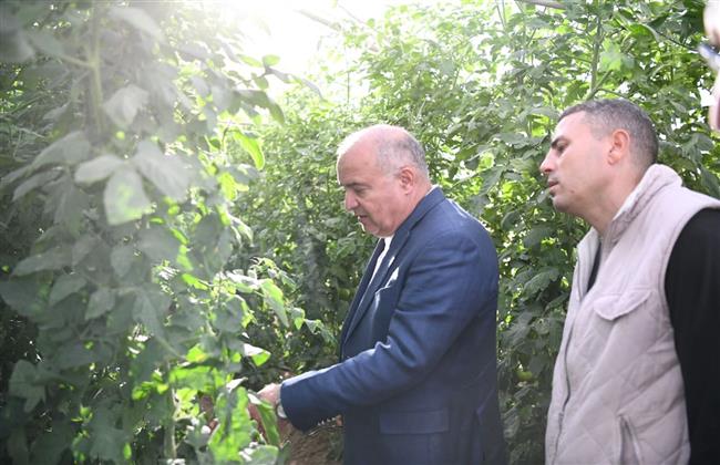 محافظ قنا يجرى جولة تفقدية علي مشروعات الأمن الغذائى بمنطقة المعنا