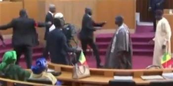 مشاجرة بالكراسي في البرلمان السنغالي بعد صفع نائب لزميلته