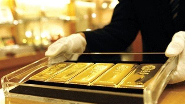 الذهب ينخفض عند التسوية ويغلق أقل من 1800 دولار