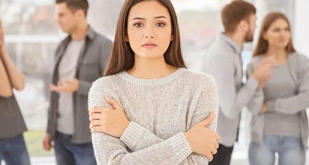 كيف اتعامل مع ابنتي المراهقة الخجولة