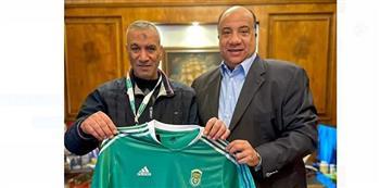 مصيلحي يكرم  مشجع الاتحاد الباكي 