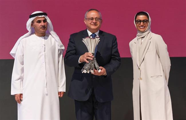  أحمد زايد يتسلم تكريم قمة اللغة العربية بأبوظبي