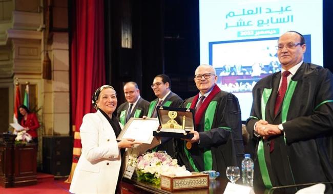 جامعة القاهرة تكرم وزيرة البيئة خلال الاحتفال بيوم العلم  