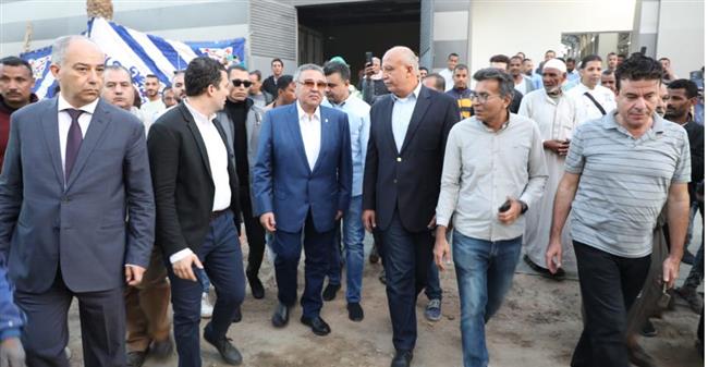 الغردقة الجديدة.. محافظ البحر الأحمر يفتتح حلقة السمك وطريق المطار بعد تطويرهما 