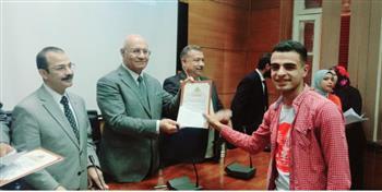 رئيس جامعة بنها يكرم الطلاب الفائزين فى المسابقات الثقافية 