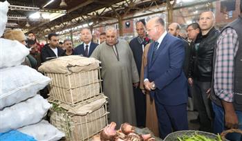   محافظ القاهرة يتفقد سوق العبور لمتابعة توافر احتياجات المواطنين من الأسماك والخضر