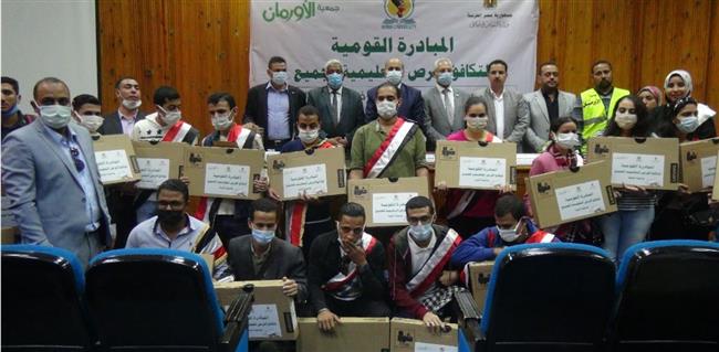تضامن المنيا والأورمان يوزعات أجهزة كمبيوتر وسماعات طبية وأكشاك 