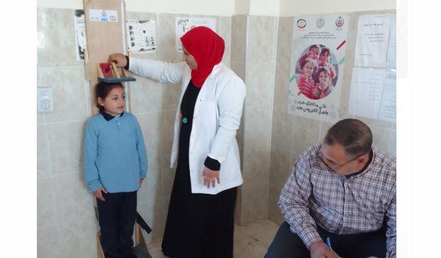 فحص 53473 طالب ضمن المبادرة الرئاسية لعلاج أمراض سوء التغذية بمدارس البحيرة 