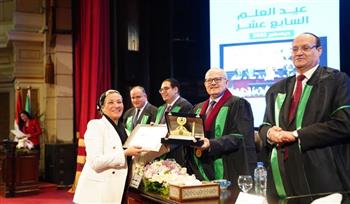   جامعة القاهرة تكرم وزيرة البيئة خلال الاحتفال بيوم العلم  