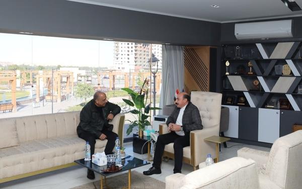 وزير قطاع الأعمال العام يلتقي محافظ أسوان لبحث المساهمة في خطط التنمية بالمحافظة