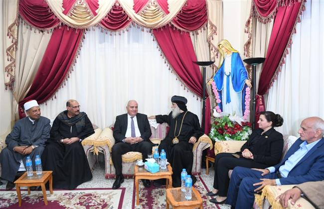 خلال تقديمه واجب العزاء في الأنبا كيرلس.. محافظ قنا يشيد بالمواقف الوطنيه والحكيمة للفقيد الراحل