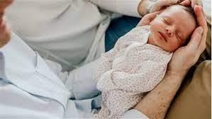 ما حكم القيام بالأذان في أذن المولود عند ولادته؟ الإفتاء توضح