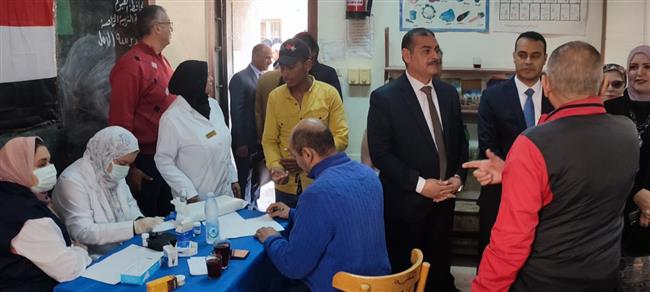 «السكرتير المساعد» يتفقد أعمال القافلة الطبية الشاملة بمدرسة التربية الفكرية بالفيوم 