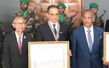   رئيس جمهورية مدغشقر يمنح سفير جمهورية مصر العربية وسام قائد