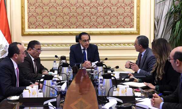 رئيس الوزراء يتابع عددا من الملفات الخاصة بخطط الترويج للفرص الاستثمارية في مصر