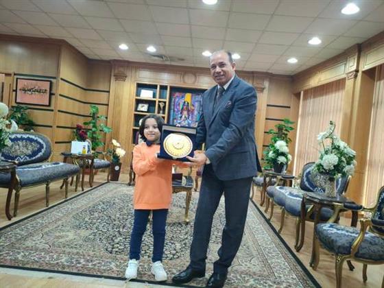رئيس جامعة المنصورة يكرم الطفل المعجزة لحصوله على المركز الأول عالميا في مسابقة الحساب الذهني