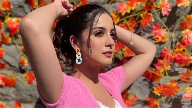 اتهام صديقة الممثلة الهندية الشابة تونيشا شارما بالمسئولية عن موتها 
