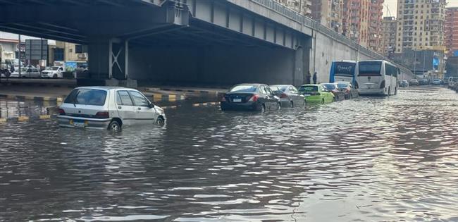 بالصور.. نوة الفيضة الصغرى أغرقت الإسكندرية في "شبر مية" 