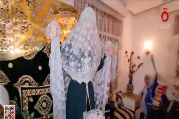 تخرج العروس حافية القدمين.. الزفاف في الجزائر يعكس تنوع الموروث الثقافي