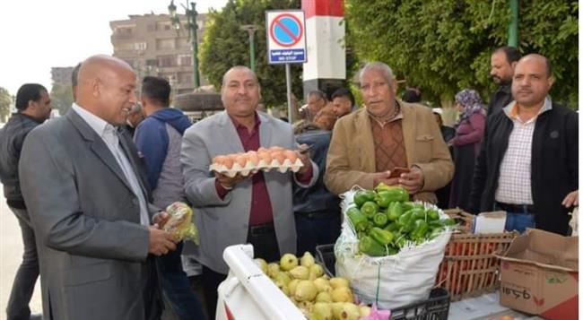 محافظ أسيوط: استمرار تنظيم منافذ بيع متنقلة للمواد الغذائية بأسعار مخفضة