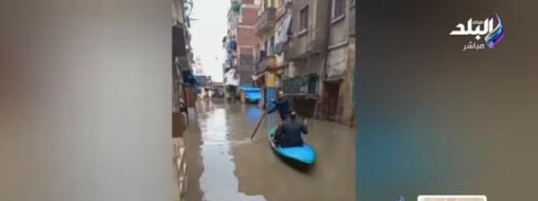 مياه الأمطار وصلت الثلاجات والتنقل بمركب في شوارع كرموز وغيط العنب