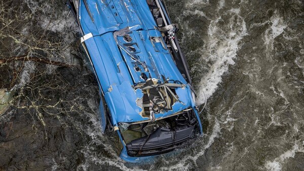 إسبانيا ارتفاع ضحايا سقوط حافلة ركاب في نهر إلى 7 قتلى