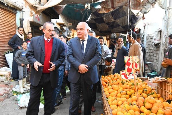 محافظ قنا يفاجئ سوق الصهريج