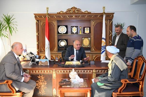 محافظ قنا يلتقي 110 مواطنين بمكتبه للاستماع إلى شكواهم 