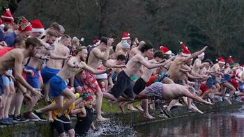   احتفالات عيد الميلاد.. ألمان يغطسون في مياه مجمدة من أجل تهذيب النفس 