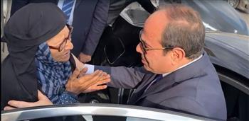 الرئيس السيسي يوقف موكبه ويدير حوار مع سيدة جالسة على الرصيف ويوجه بتلبية كافة احتياجاتها.. فيديو